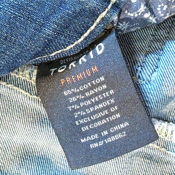 Torrid Skinny Jeans Distressed Jeggings Plus Sz 18 Side Stripes Light Wash - Picture 10 of 11